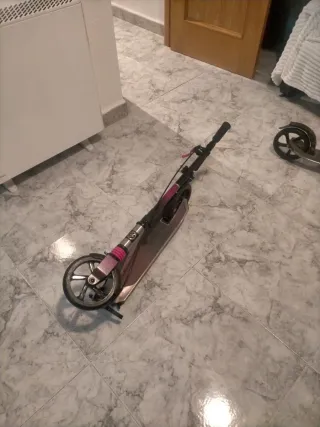 Patinete plegable morado y negro