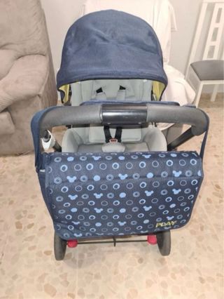 Carro de bebé con capota estampada