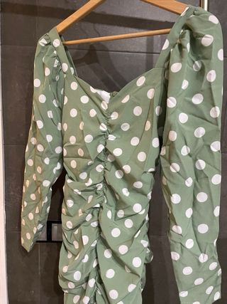 Vestido verde con lunares blancos