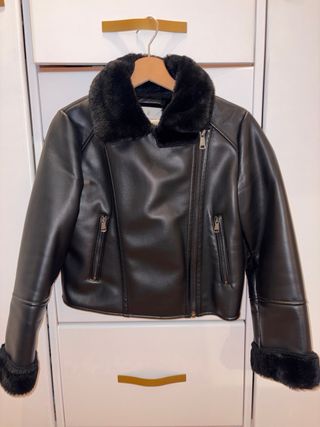 Cazadora efecto piel negra Stradivarius