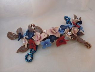 Tocado de flores de porcelana y tupis