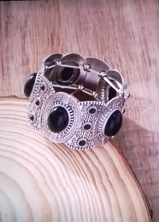 Pulsera plata envejecida con piedras negras