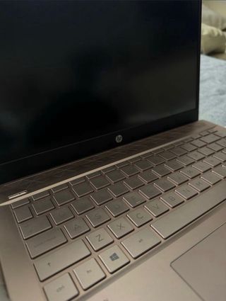 Ordenador portátil rosa/dorado