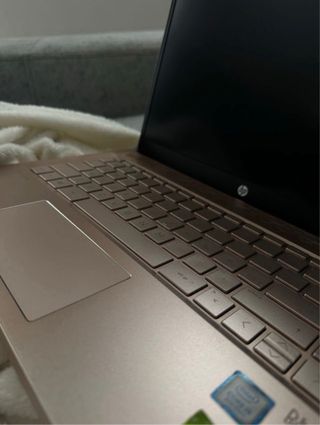 Ordenador portátil rosa/dorado