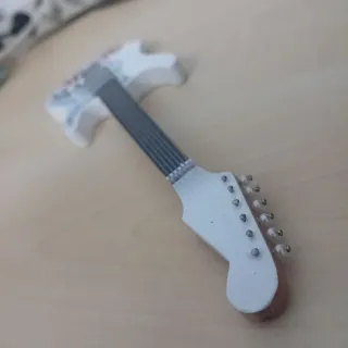 Mini guitarra decorativa AC/DC de madera