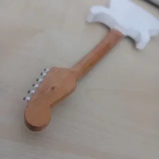 Mini guitarra decorativa AC/DC de madera