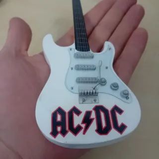 Mini guitarra decorativa AC/DC de madera