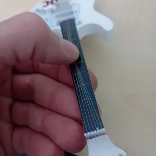 Mini guitarra decorativa AC/DC de madera