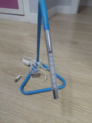 Lámpara flexo azul y plateada