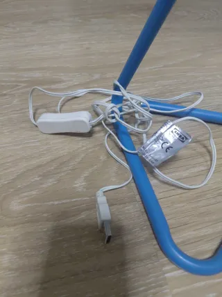 Lámpara flexo azul y plateada