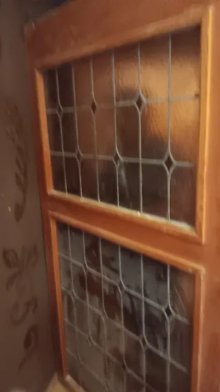 Puertas de madera con vidrieras emplomadas