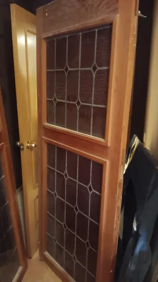 Puertas de madera con vidrieras emplomadas