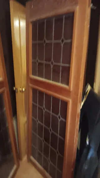 Puertas de madera con vidrieras emplomadas