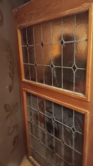 Puertas de madera con vidrieras emplomadas