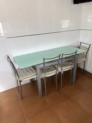 Mesa extensible con 4 sillas