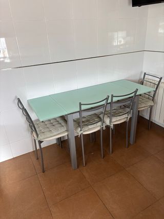 Mesa extensible con 4 sillas
