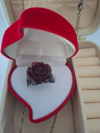 Conjunto Corazón Escarlata: Anillo y Colgante