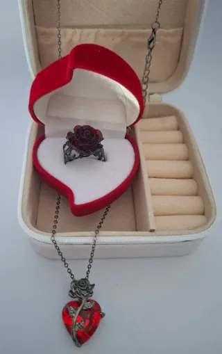 Conjunto Corazón Escarlata: Anillo y Colgante