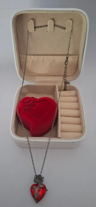 Conjunto Corazón Escarlata: Anillo y Colgante