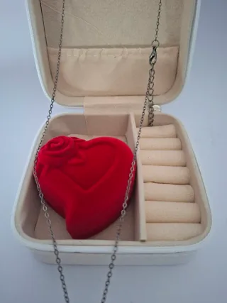 Conjunto Corazón Escarlata: Anillo y Colgante