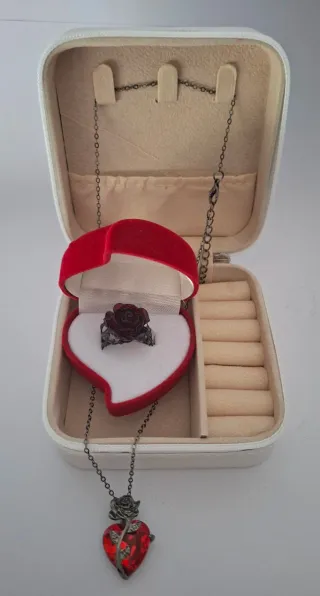 Conjunto Corazón Escarlata: Anillo y Colgante