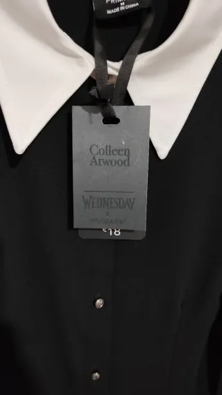 Camisa Negra Cuello Blanco Talla M wednesday