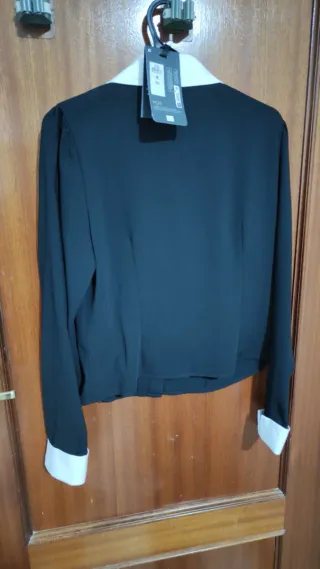 Camisa Negra Cuello Blanco Talla M wednesday
