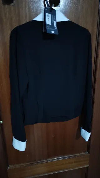 Camisa Negra Cuello Blanco Talla M wednesday