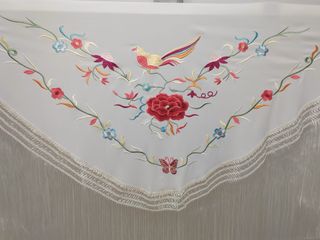 Mantoncillo blanco bordado con flecos