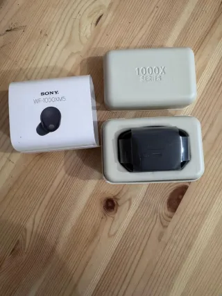 Auriculares Sony WF-1000XM5 registrados en Sony