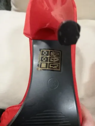 Zapatos de tacón rojos con pedrería