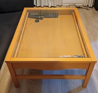 Mesa baja de madera y cristal