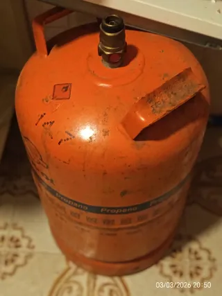 Balón de propano naranja vacía.
