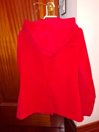 Abrigo/ trenca roja Stradivarius, con capucha