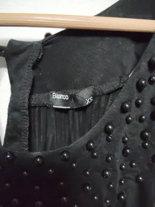 Vestido negro sin mangas con abalorios