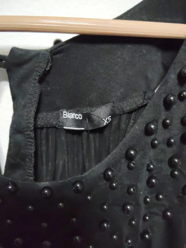 Vestido negro sin mangas con abalorios