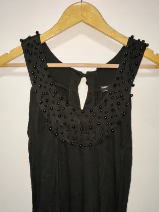 Vestido negro sin mangas con abalorios