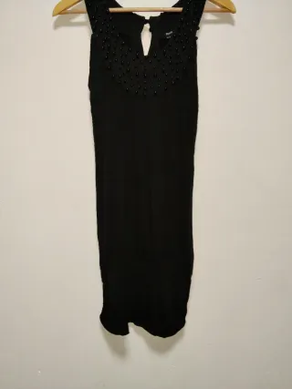 Vestido negro sin mangas con abalorios