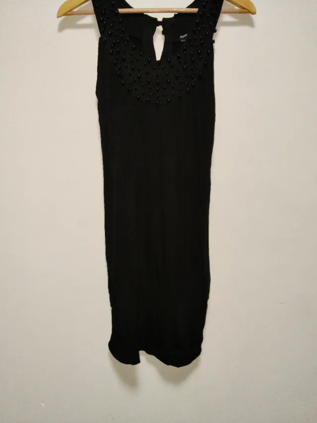 Vestido negro sin mangas con abalorios