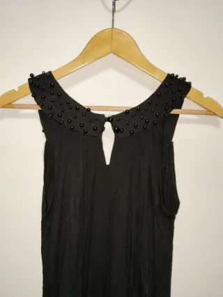 Vestido negro sin mangas con abalorios