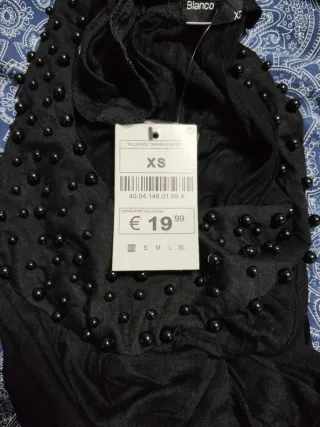 Vestido negro sin mangas con abalorios
