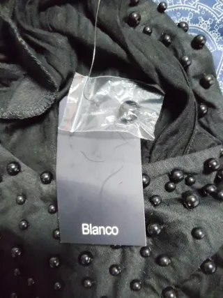 Vestido negro sin mangas con abalorios