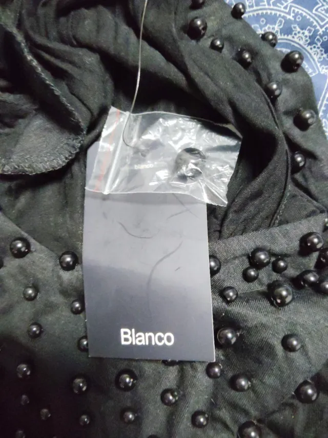 Vestido negro sin mangas con abalorios