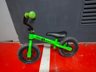 Bicicleta de equilibrio verde