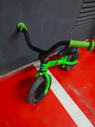 Bicicleta de equilibrio verde