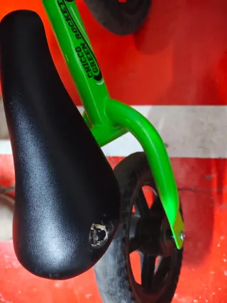 Bicicleta de equilibrio verde