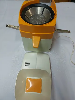 Licuadora Naranja y Blanca