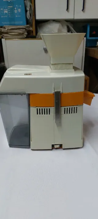 Licuadora Naranja y Blanca