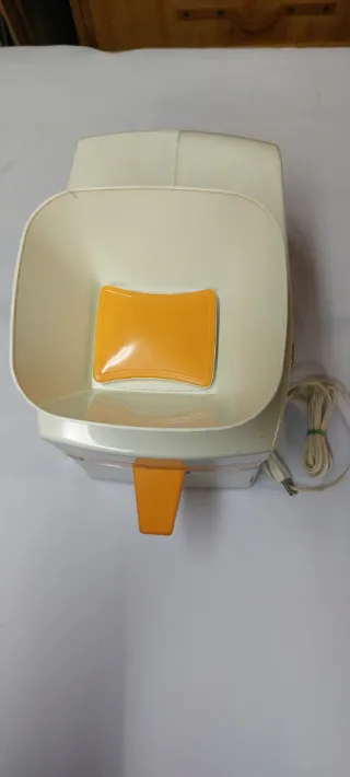 Licuadora Naranja y Blanca