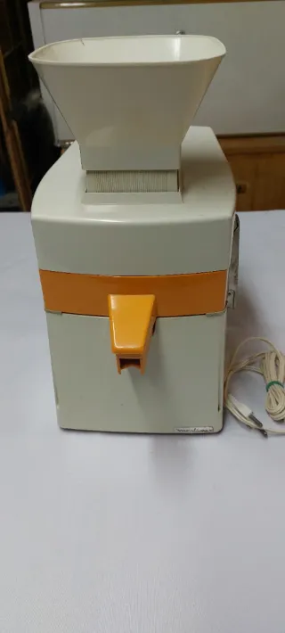 Licuadora Naranja y Blanca